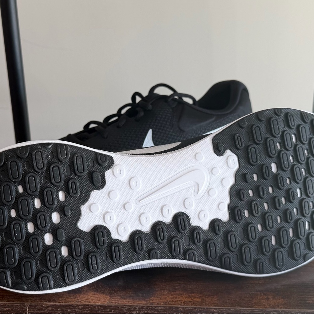 Nike Revolution Men Black and White Athletic Shoes Size 11.5 box No lid #71 - Picture 6 of 12